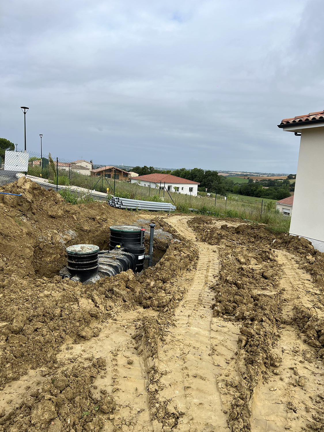 Installation d’une station autonome et finition en enrobé pour un aménagement propre et durable.