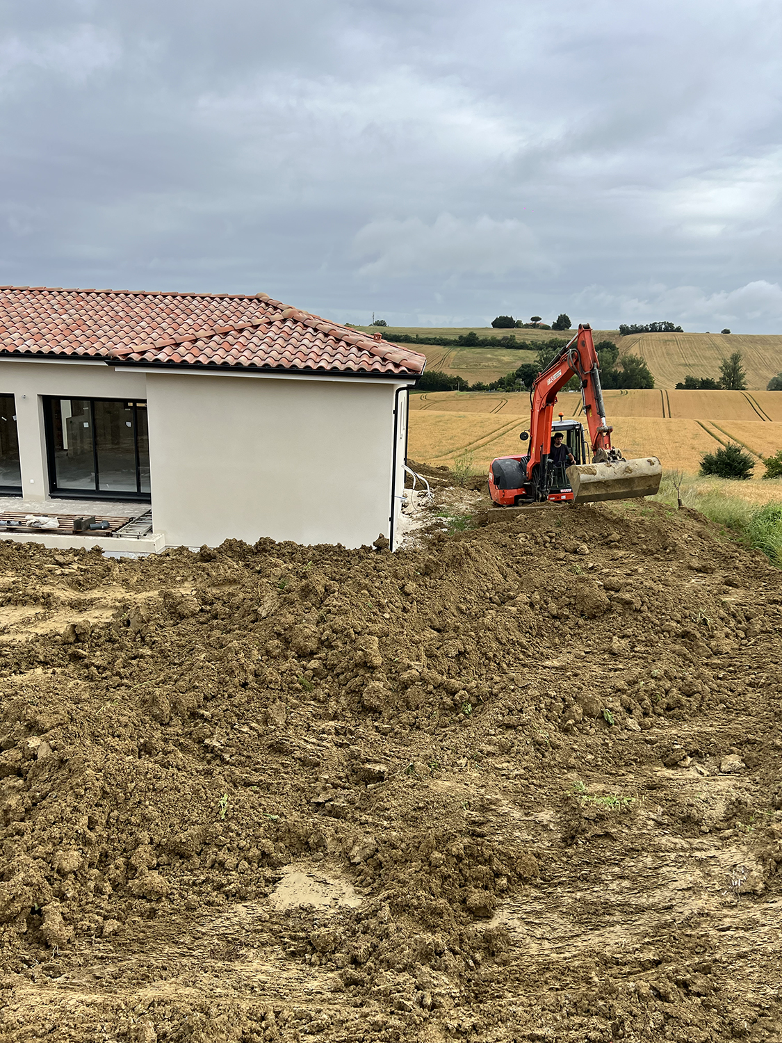 Installation d’une station autonome et finition en enrobé pour un aménagement propre et durable.