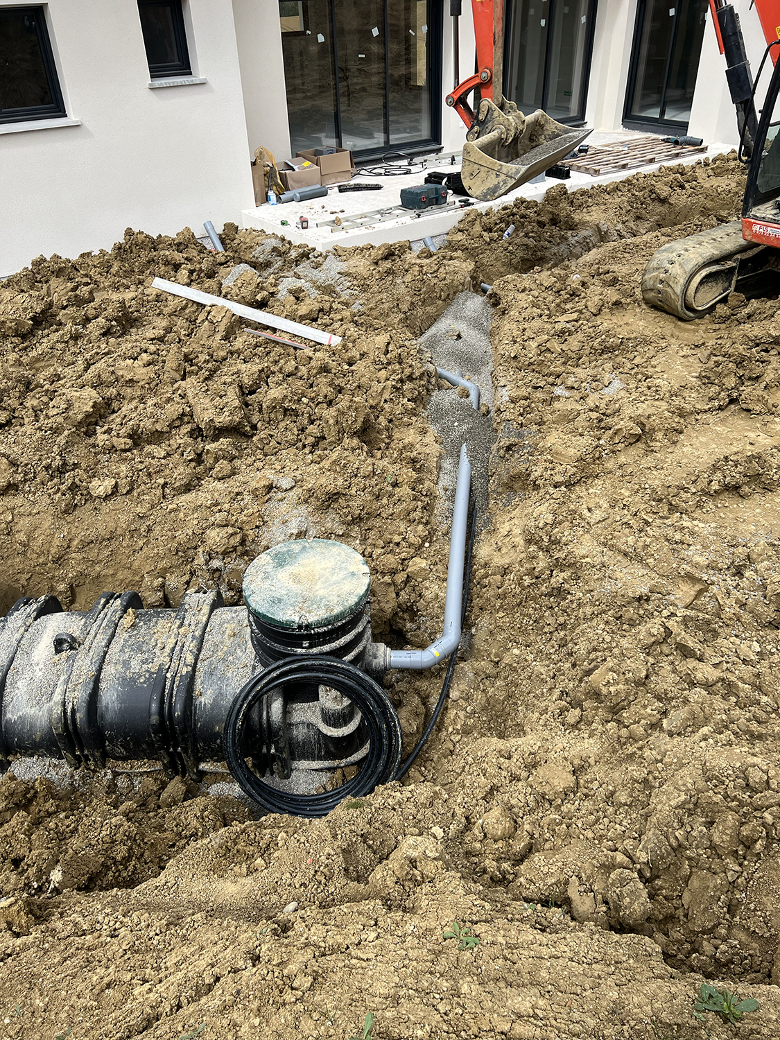 Installation d’une station autonome et finition en enrobé pour un aménagement propre et durable.