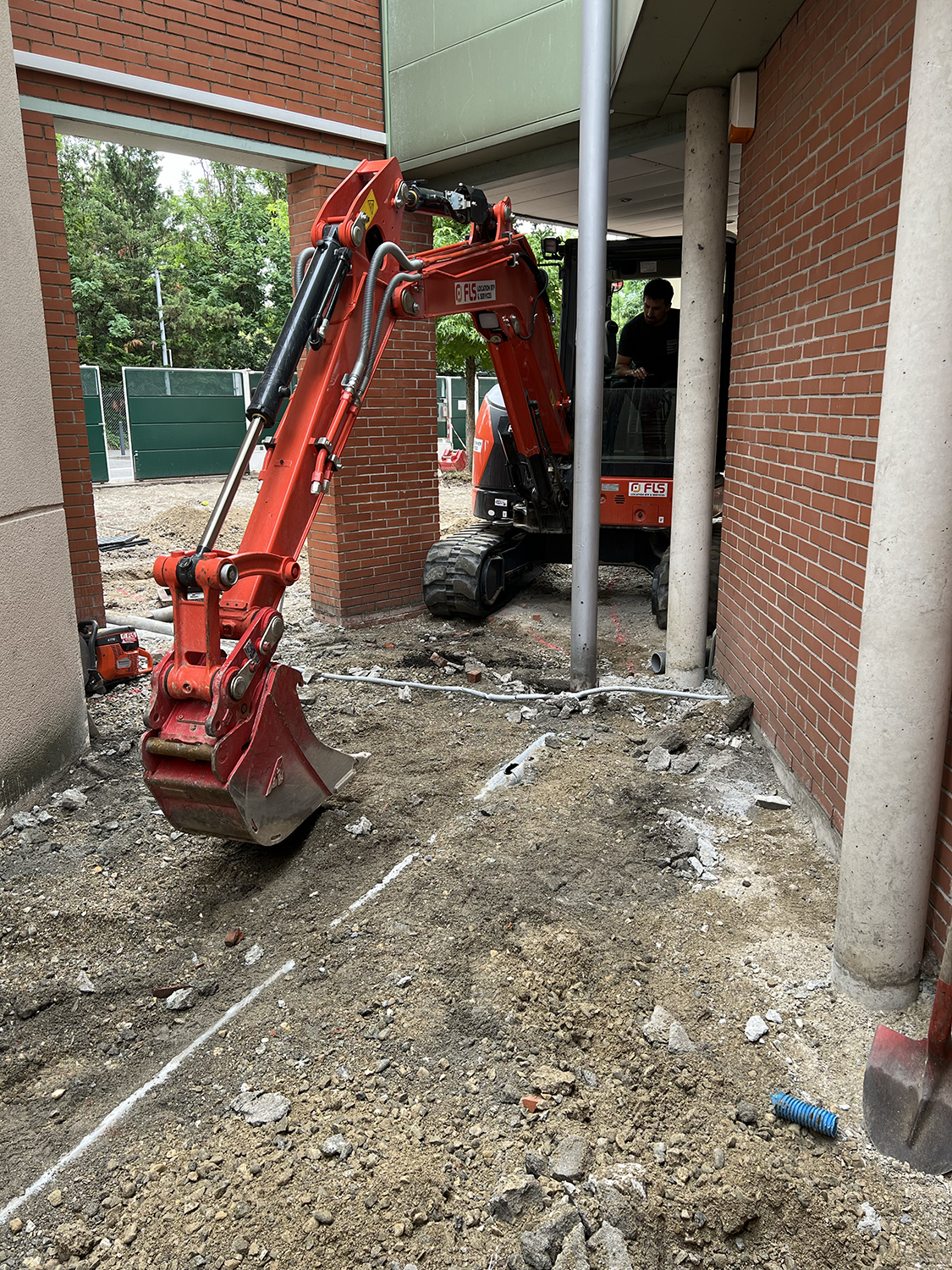 Travaux d’enrobé pour l’aménagement extérieur du collège des Ponts Jumeaux à Toulouse.