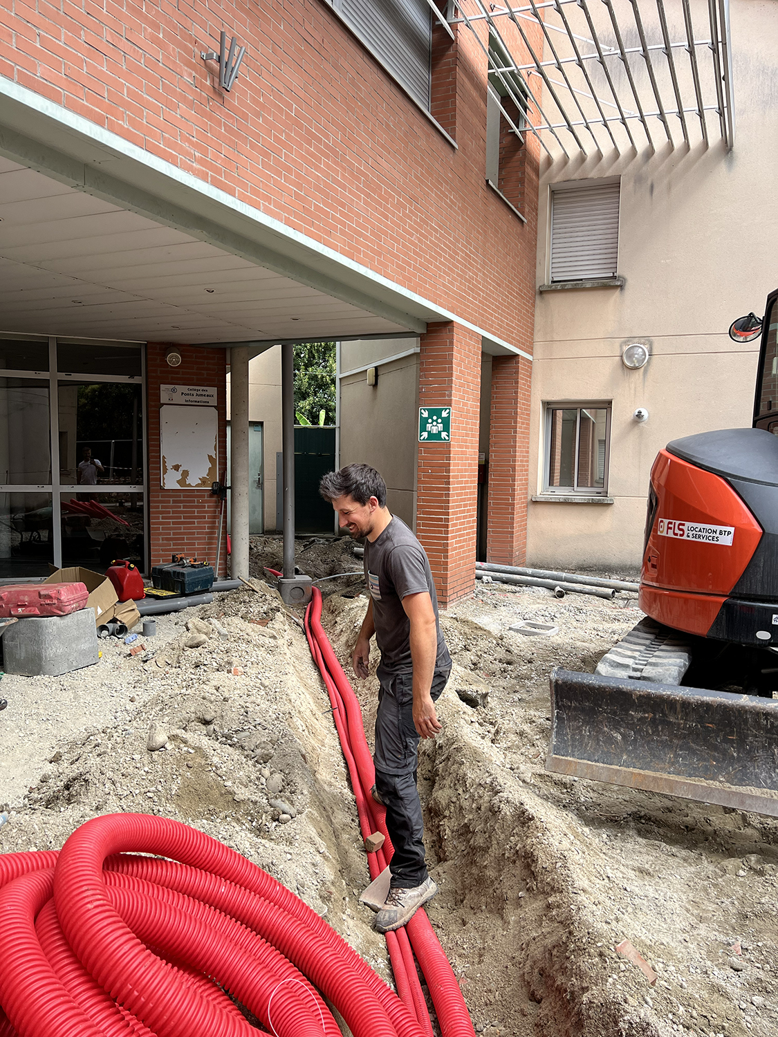 Travaux d’enrobé pour l’aménagement extérieur du collège des Ponts Jumeaux à Toulouse.