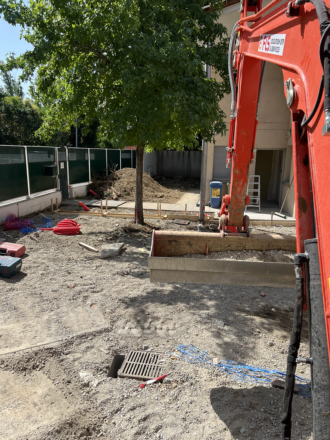 Travaux d’enrobé pour l’aménagement extérieur du collège des Ponts Jumeaux à Toulouse.