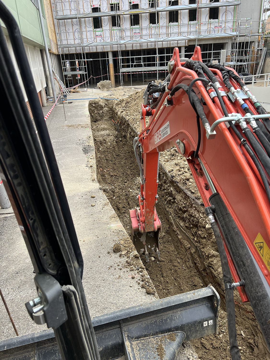 Travaux d’enrobé pour l’aménagement extérieur du collège des Ponts Jumeaux à Toulouse.