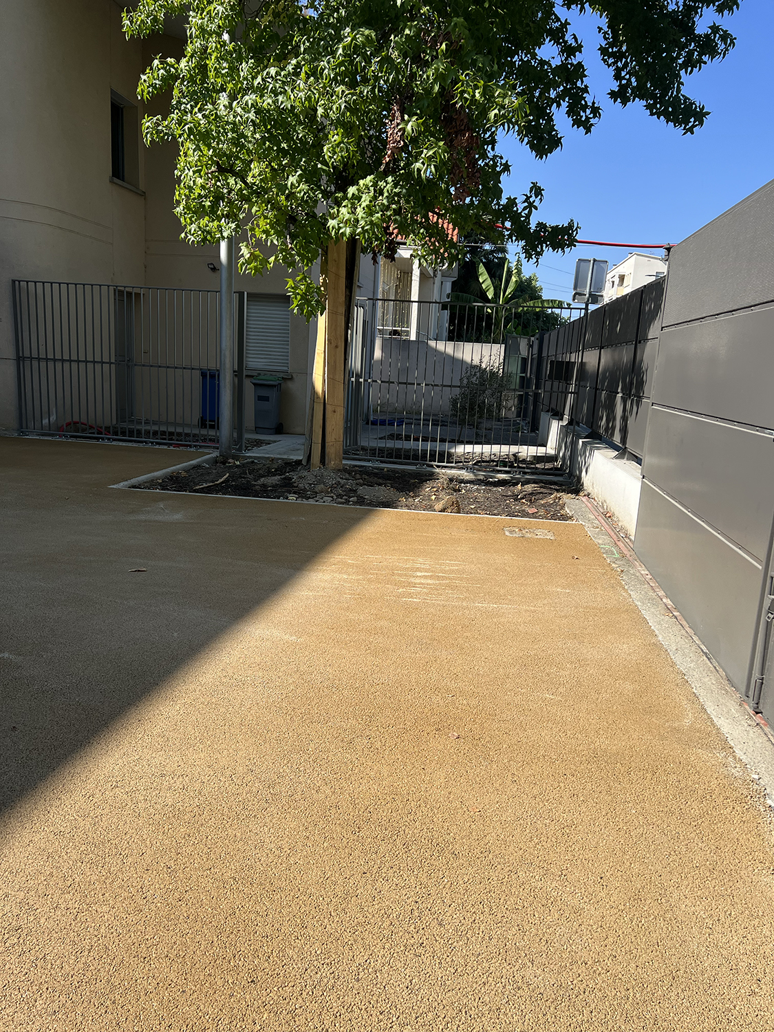 Travaux d’enrobé pour l’aménagement extérieur du collège des Ponts Jumeaux à Toulouse.