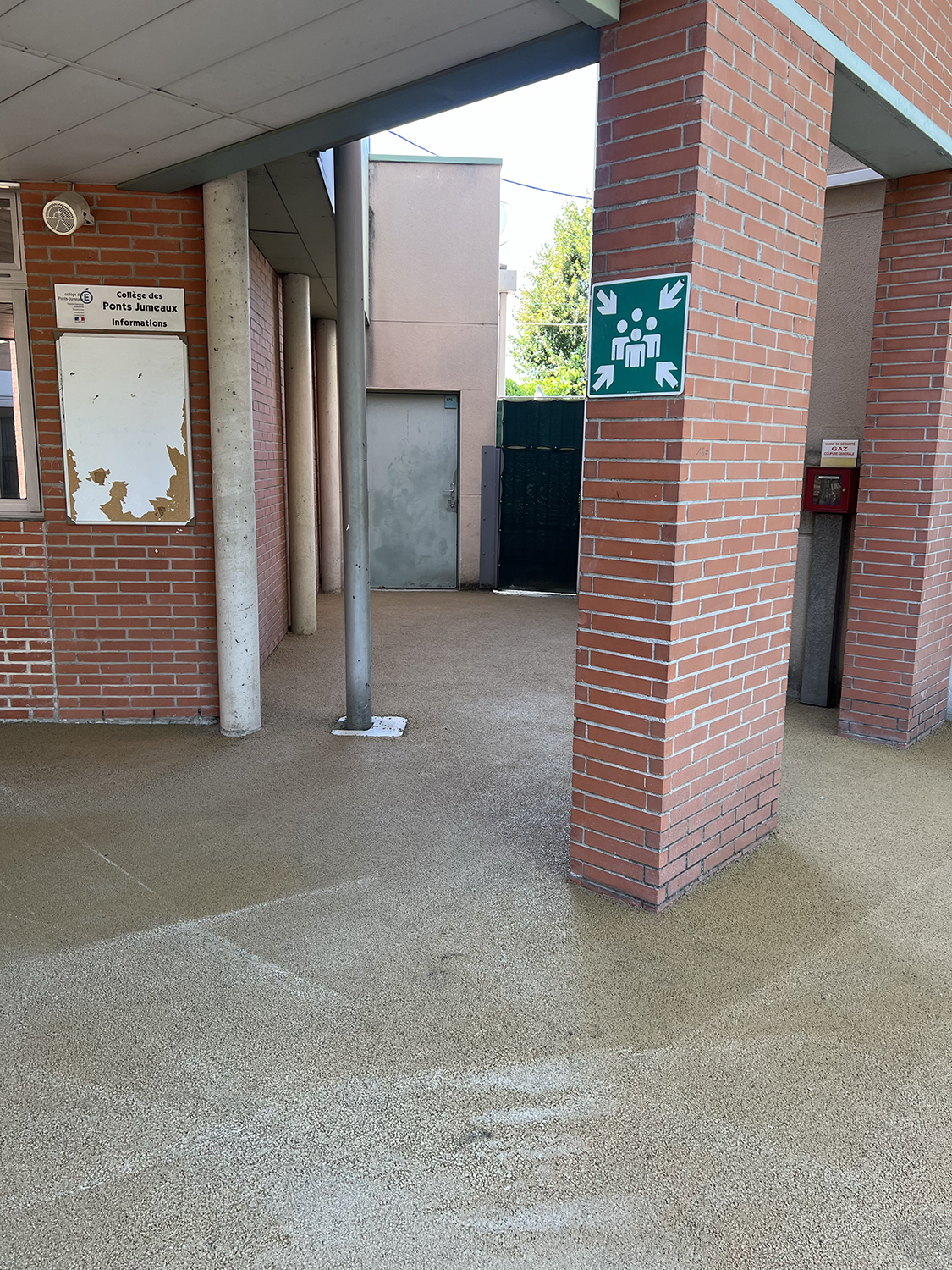 Travaux d’enrobé pour l’aménagement extérieur du collège des Ponts Jumeaux à Toulouse.