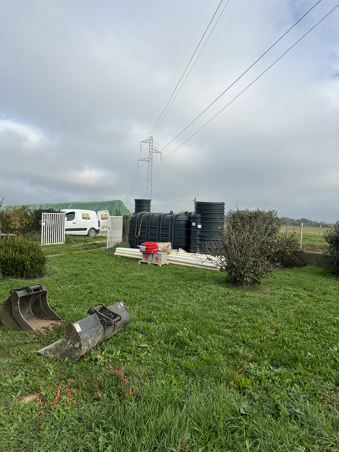 Installation d’une station autonome et finition en enrobé pour un aménagement propre et durable.
