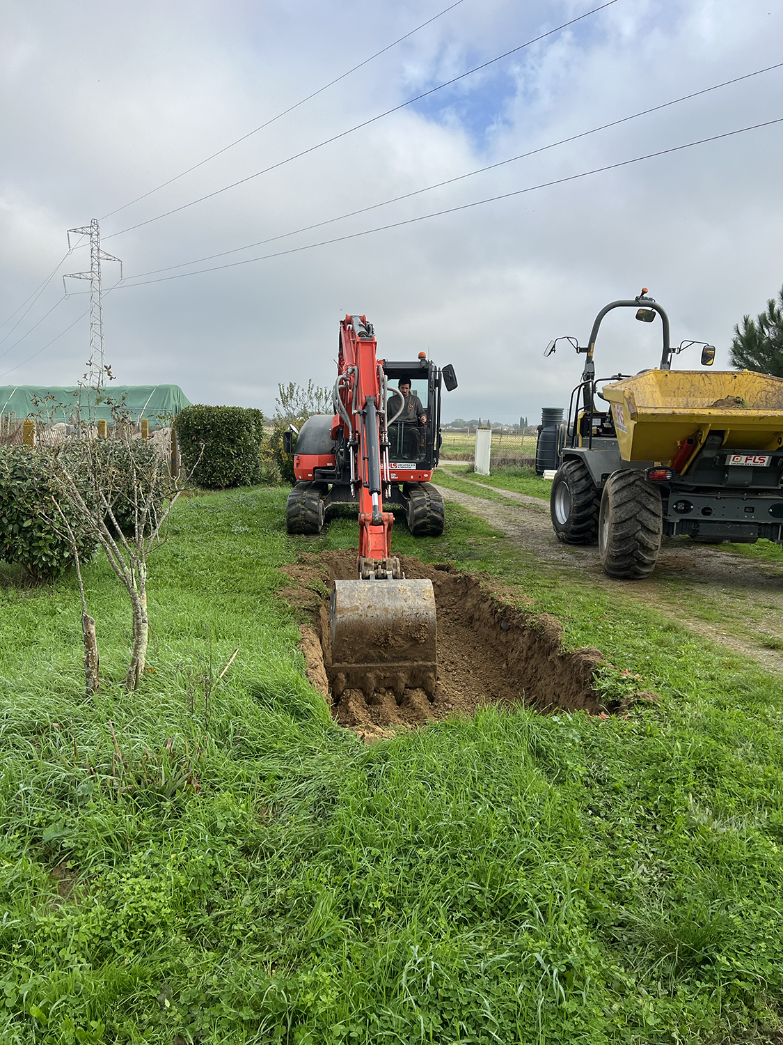Installation d’une station autonome et finition en enrobé pour un aménagement propre et durable.