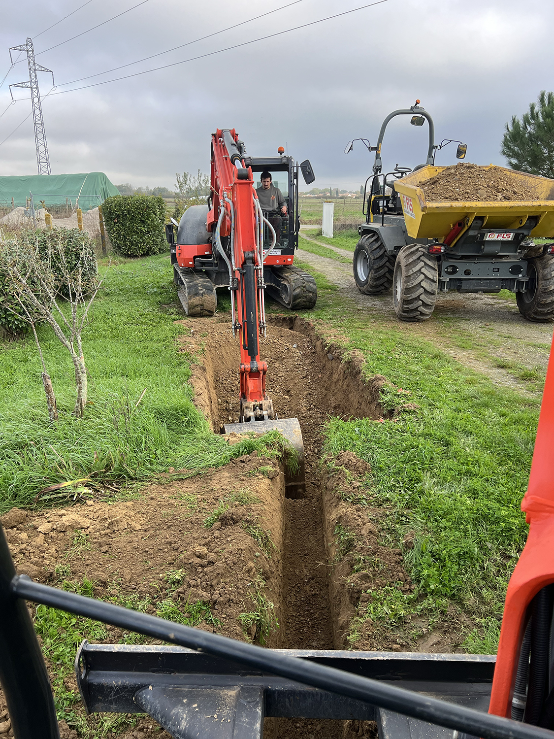 Installation d’une station autonome et finition en enrobé pour un aménagement propre et durable.