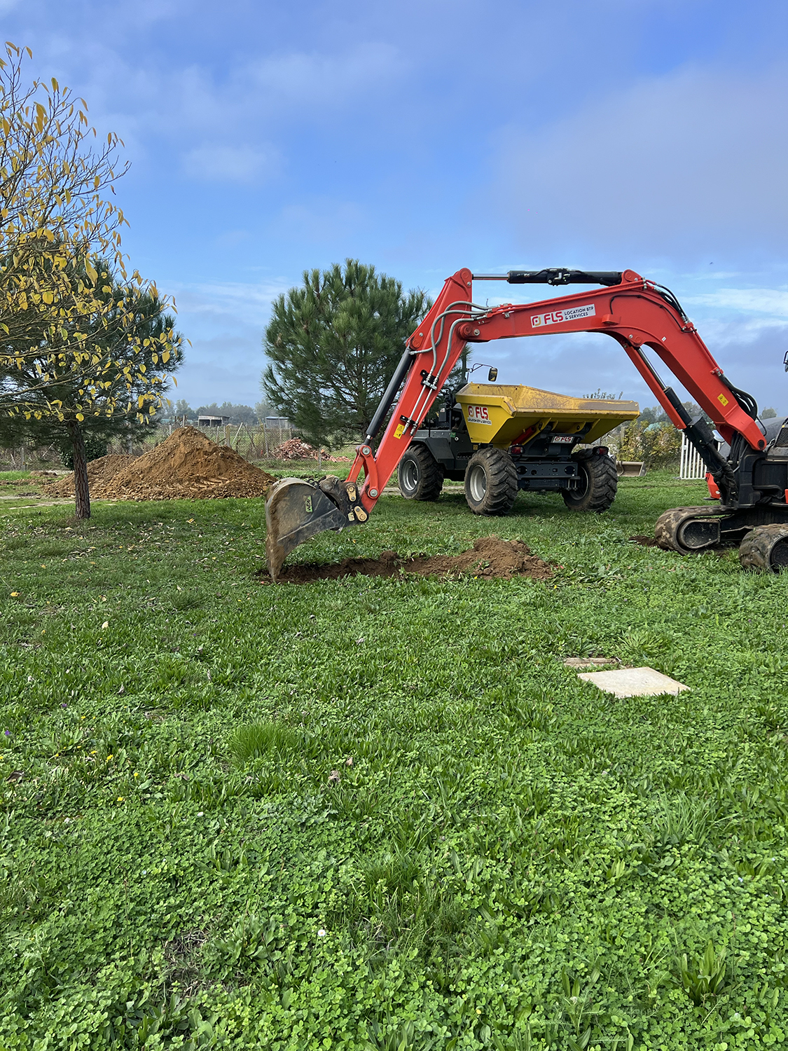 Installation d’une station autonome et finition en enrobé pour un aménagement propre et durable.