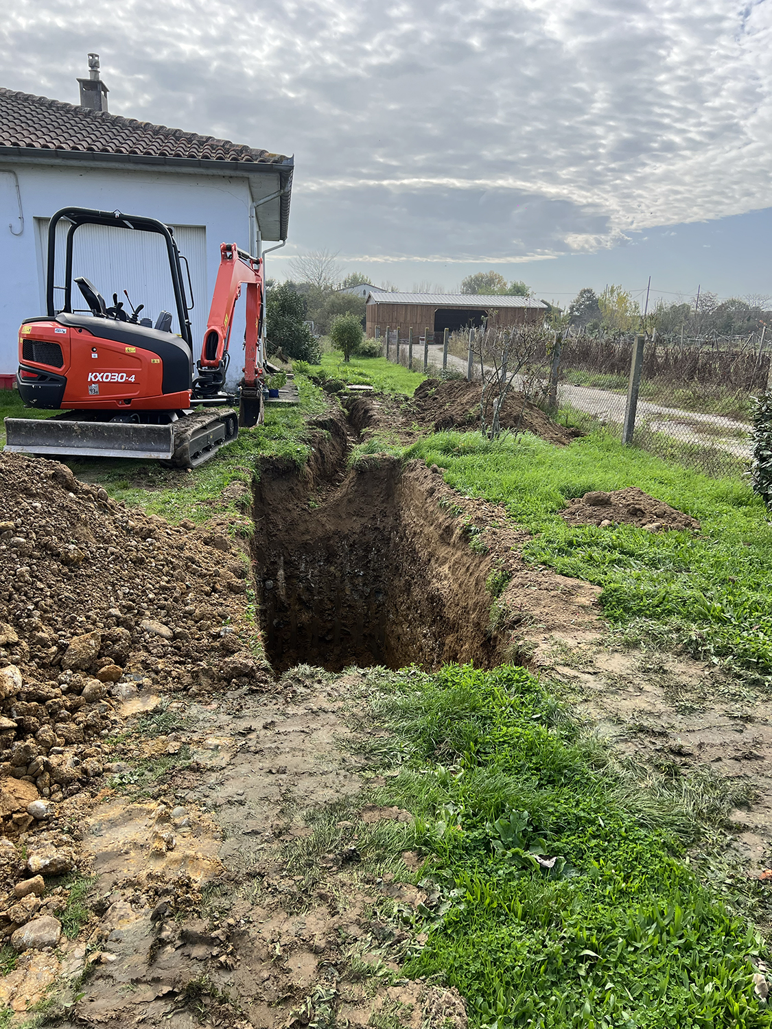 Installation d’une station autonome et finition en enrobé pour un aménagement propre et durable.