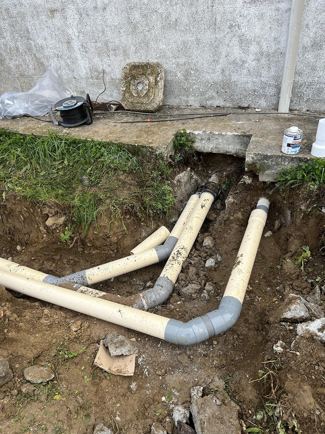 Installation d’une station autonome et finition en enrobé pour un aménagement propre et durable.