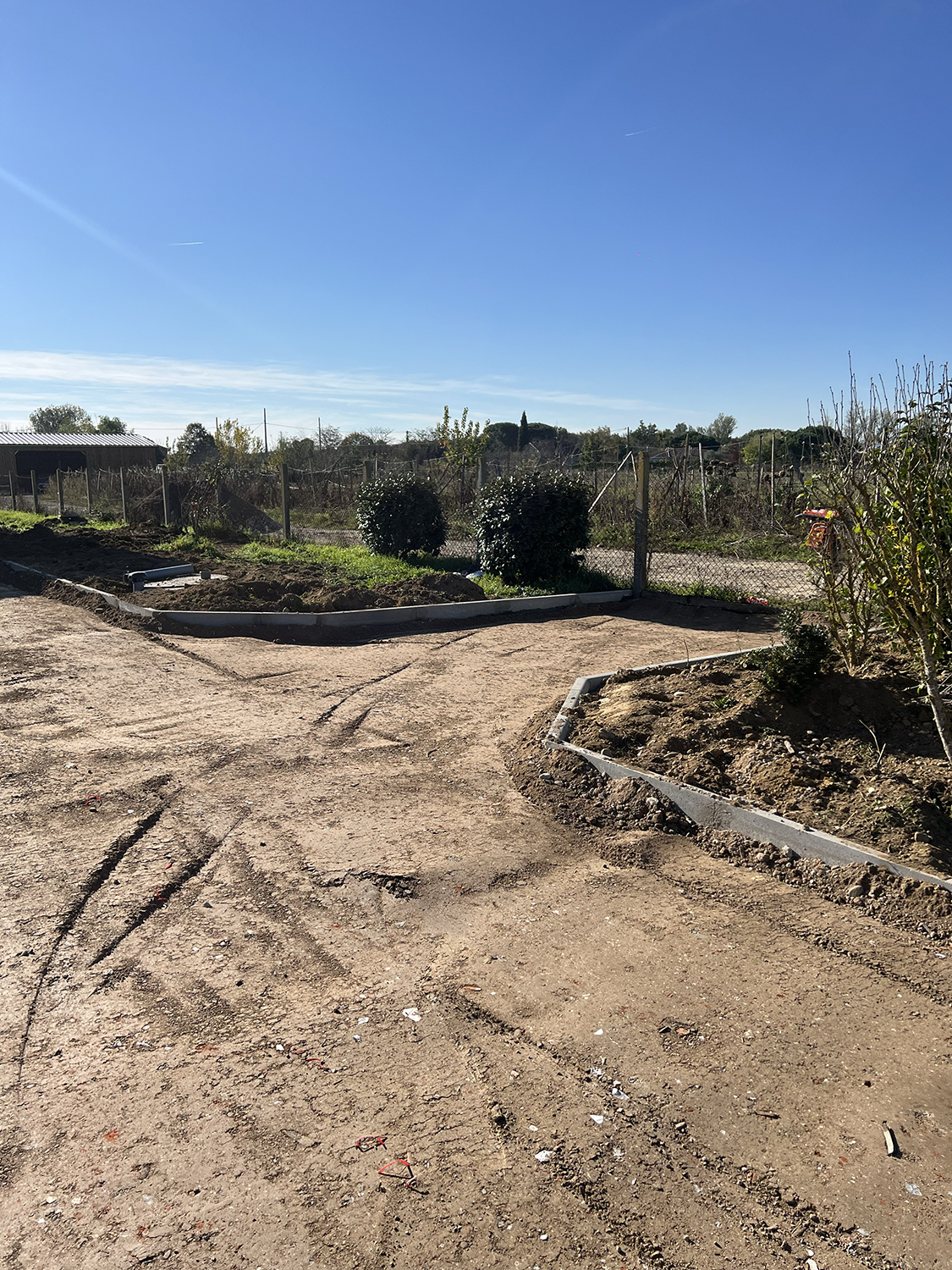 Installation d’une station autonome et finition en enrobé pour un aménagement propre et durable.