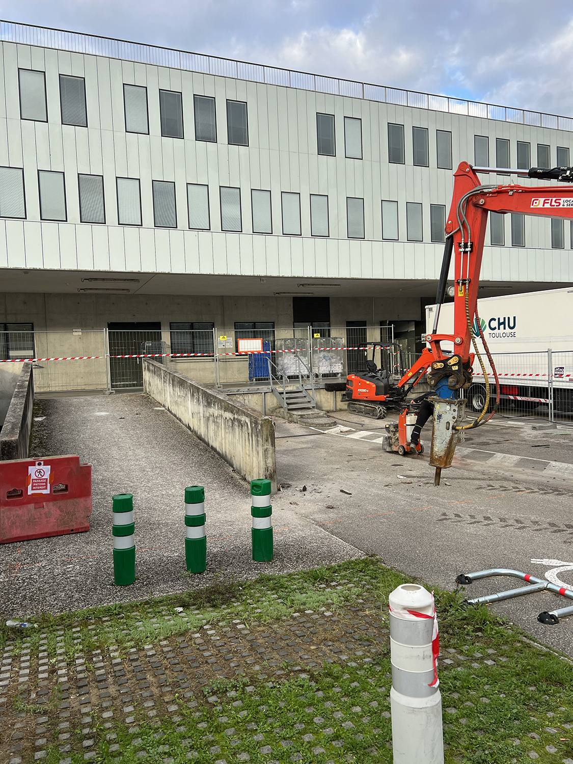 Démolition préparatoire sur le site de l’Oncopole de Toulouse avant réaménagement des espaces.