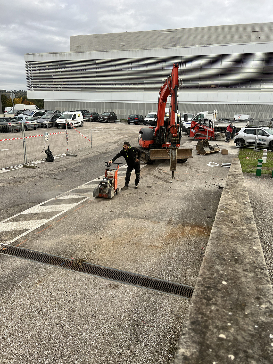 Démolition préparatoire sur le site de l’Oncopole de Toulouse avant réaménagement des espaces.
