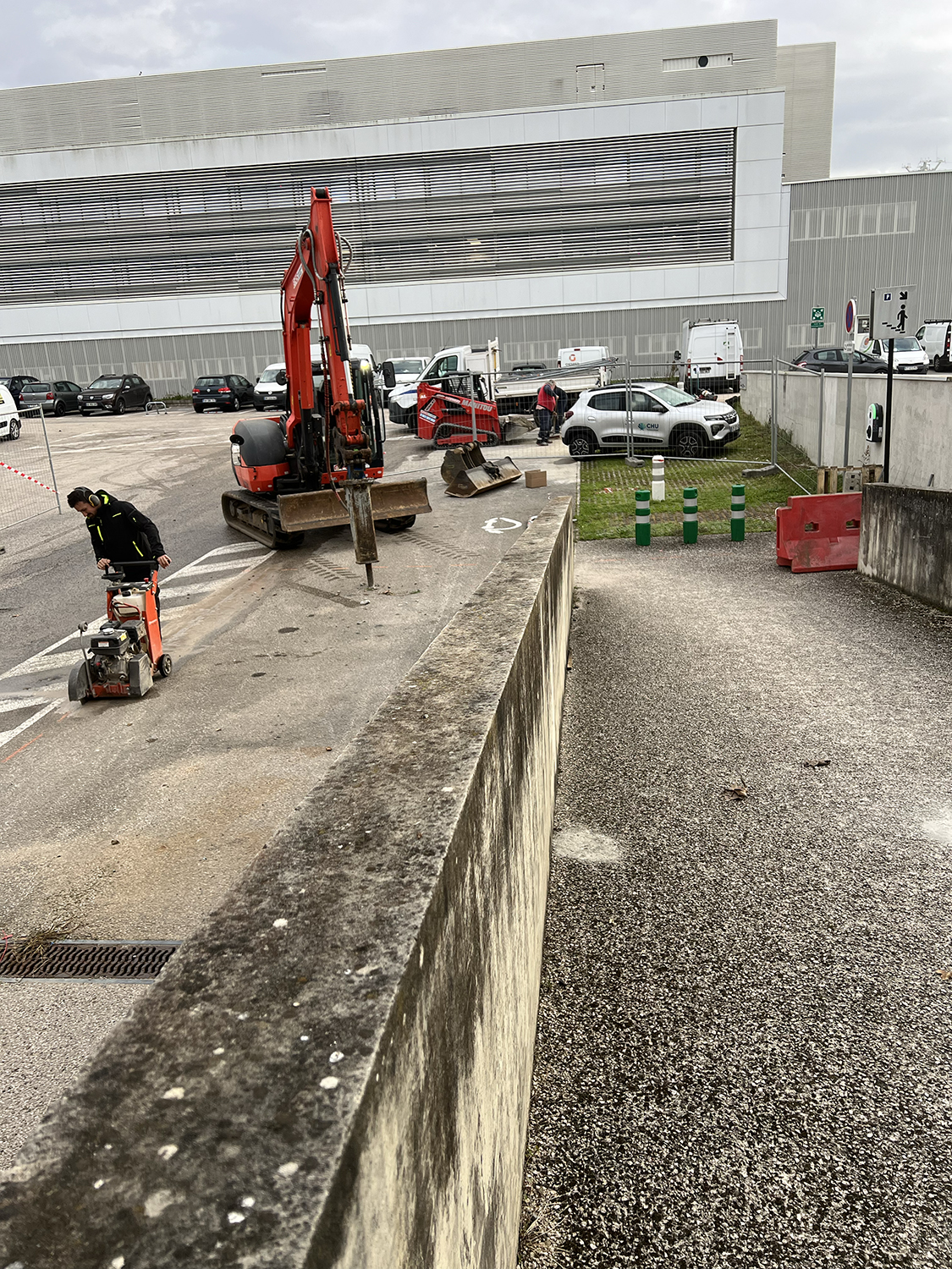 Démolition préparatoire sur le site de l’Oncopole de Toulouse avant réaménagement des espaces.
