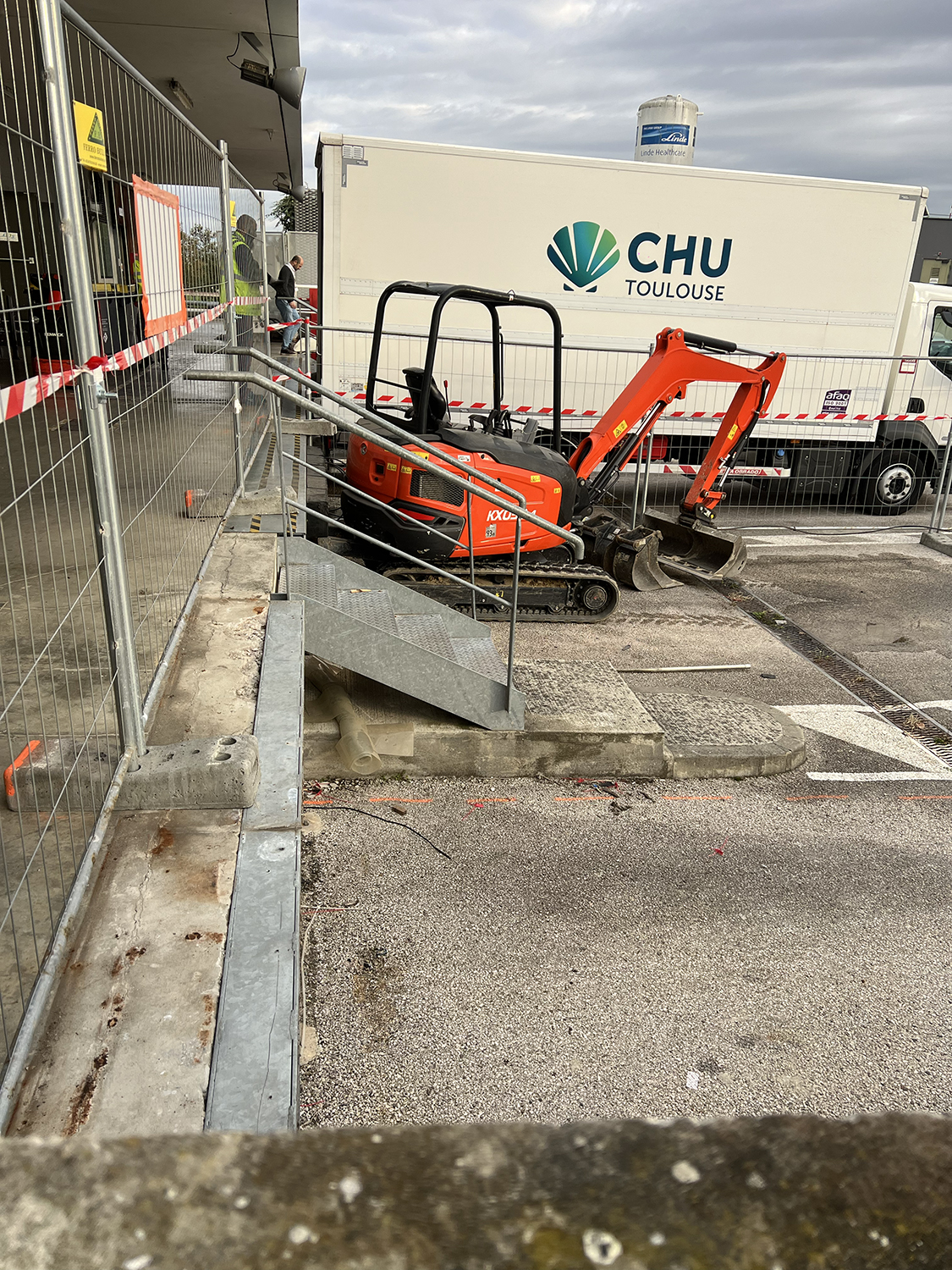 Démolition préparatoire sur le site de l’Oncopole de Toulouse avant réaménagement des espaces.