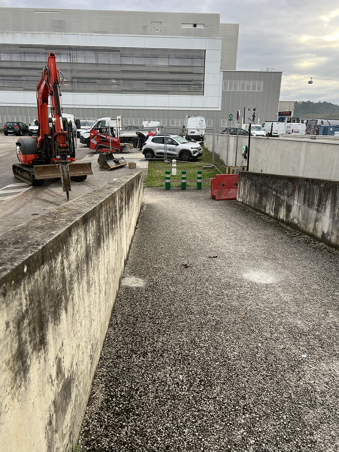 Démolition préparatoire sur le site de l’Oncopole de Toulouse avant réaménagement des espaces.