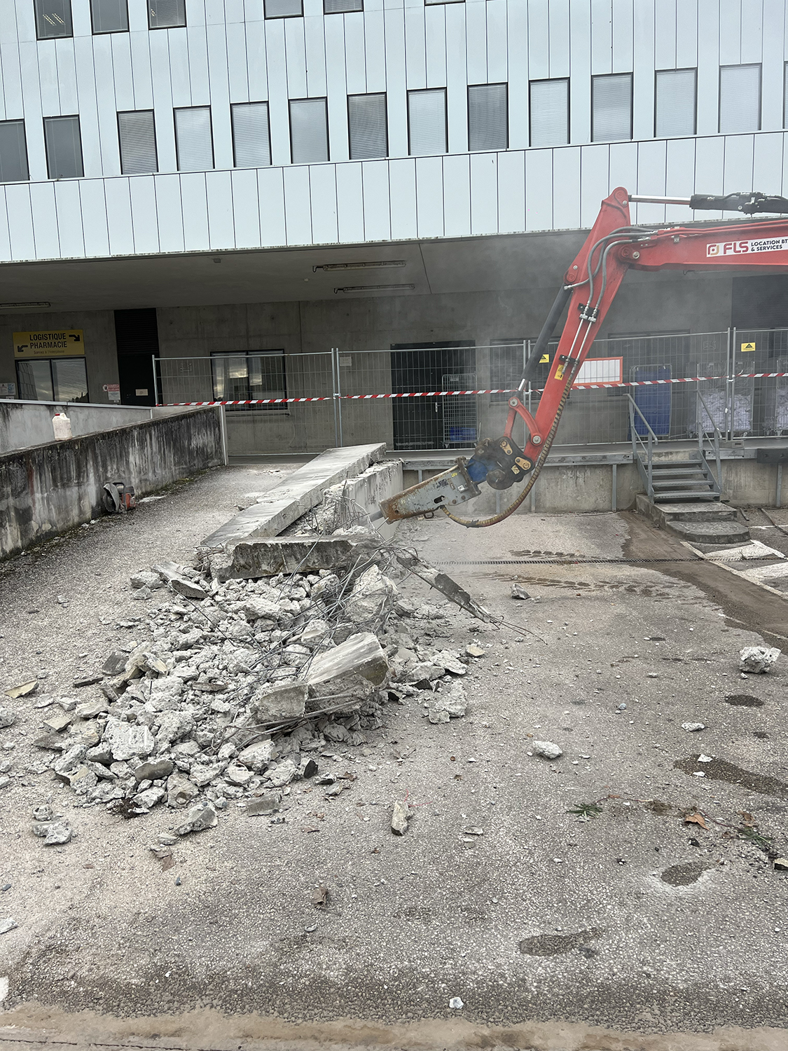 Démolition préparatoire sur le site de l’Oncopole de Toulouse avant réaménagement des espaces.