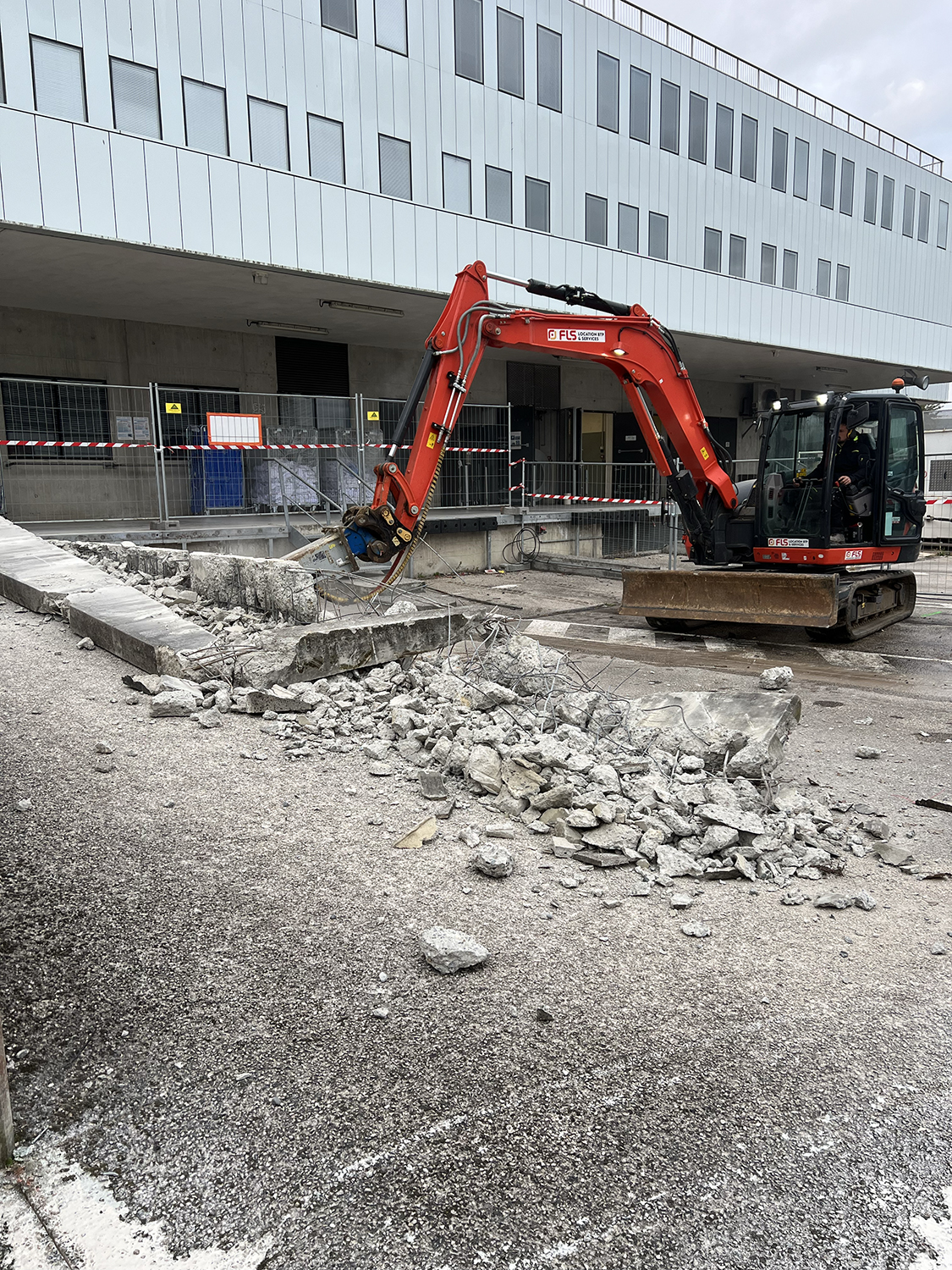 Démolition préparatoire sur le site de l’Oncopole de Toulouse avant réaménagement des espaces.