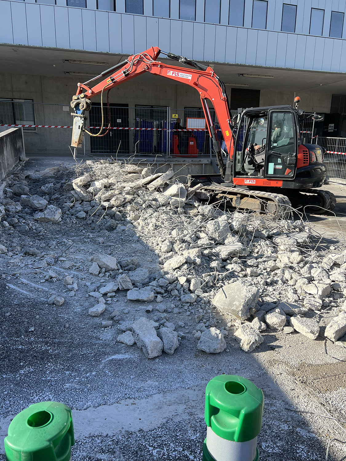 Démolition préparatoire sur le site de l’Oncopole de Toulouse avant réaménagement des espaces.