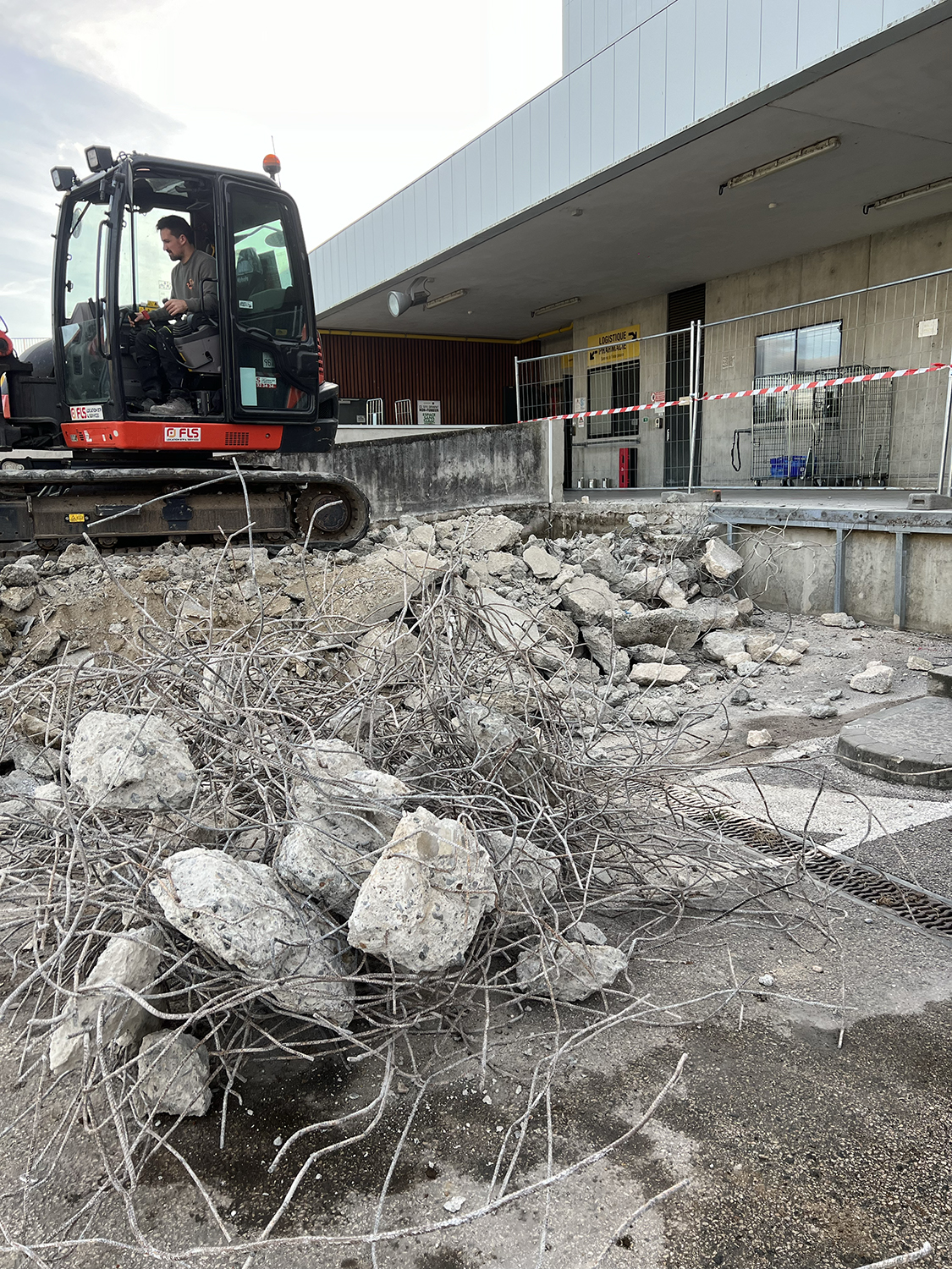 Démolition préparatoire sur le site de l’Oncopole de Toulouse avant réaménagement des espaces.