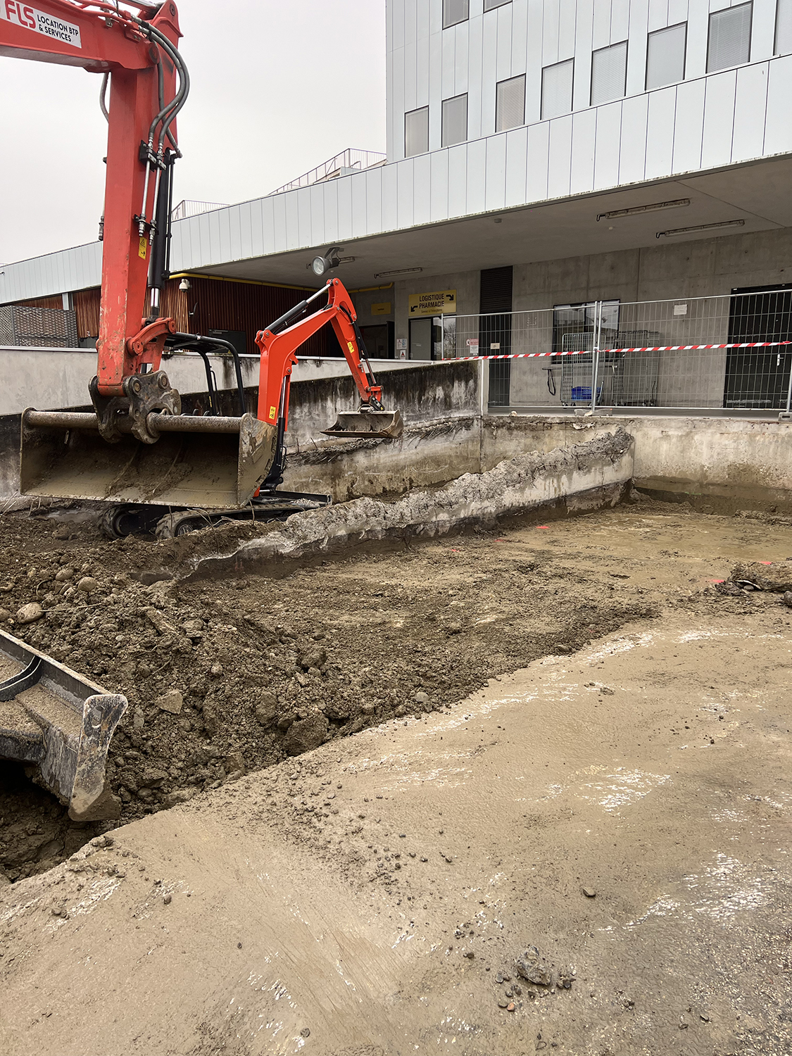 Démolition préparatoire sur le site de l’Oncopole de Toulouse avant réaménagement des espaces.
