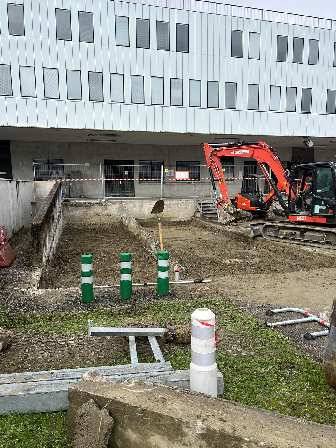 Démolition préparatoire sur le site de l’Oncopole de Toulouse avant réaménagement des espaces.