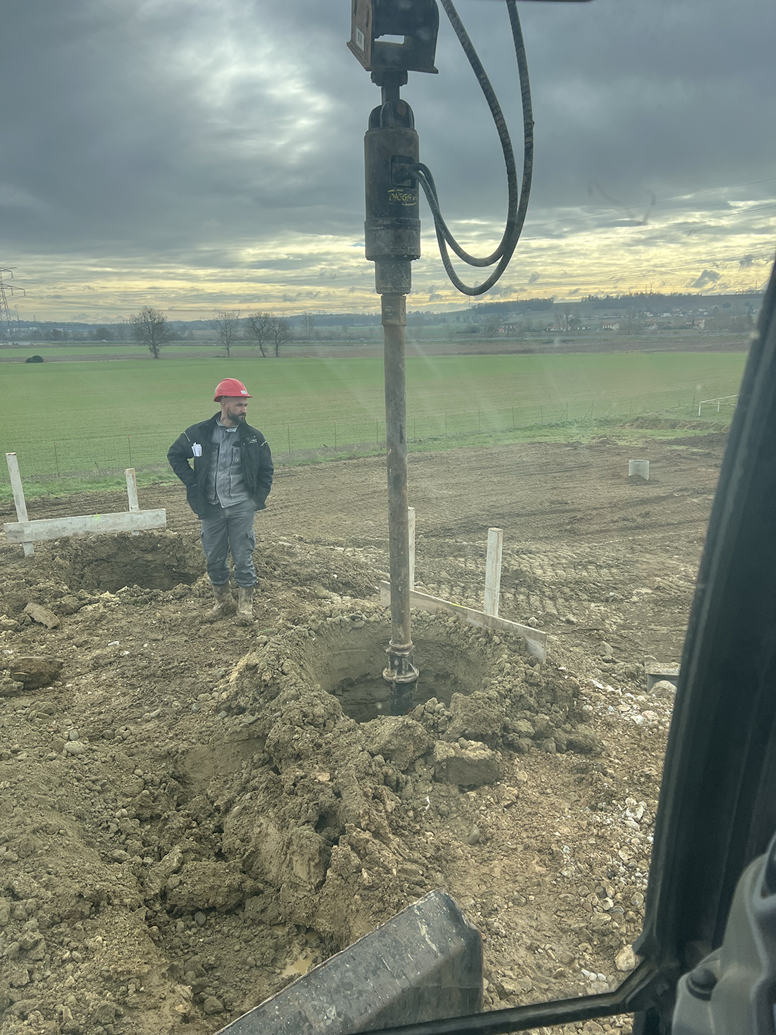 Forage de pieux (Ø 600 mm, profondeur 12 m) pour les fondations du futur collège de Verfeil.