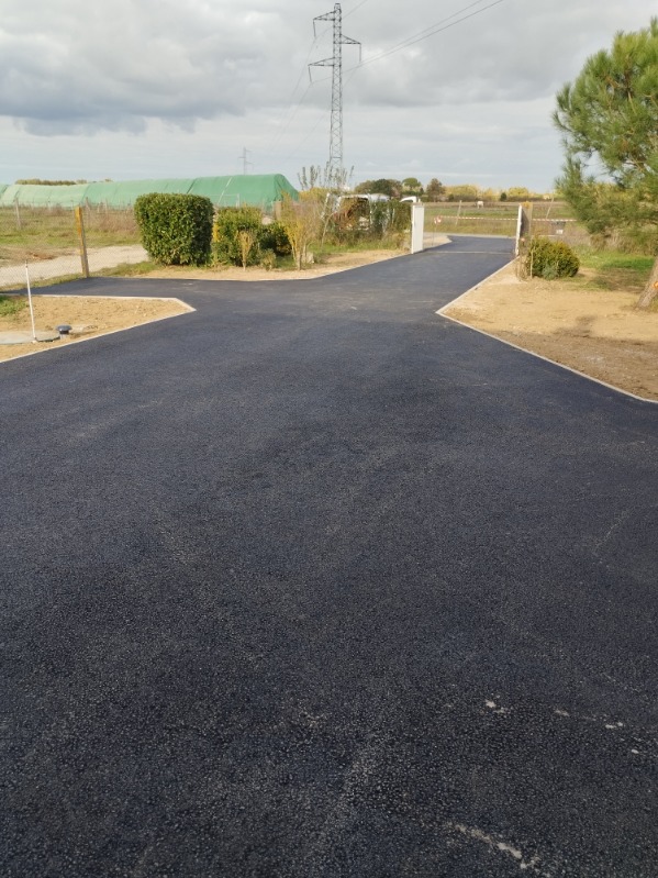 Installation d’une station autonome et finition en enrobé pour un aménagement propre et durable.