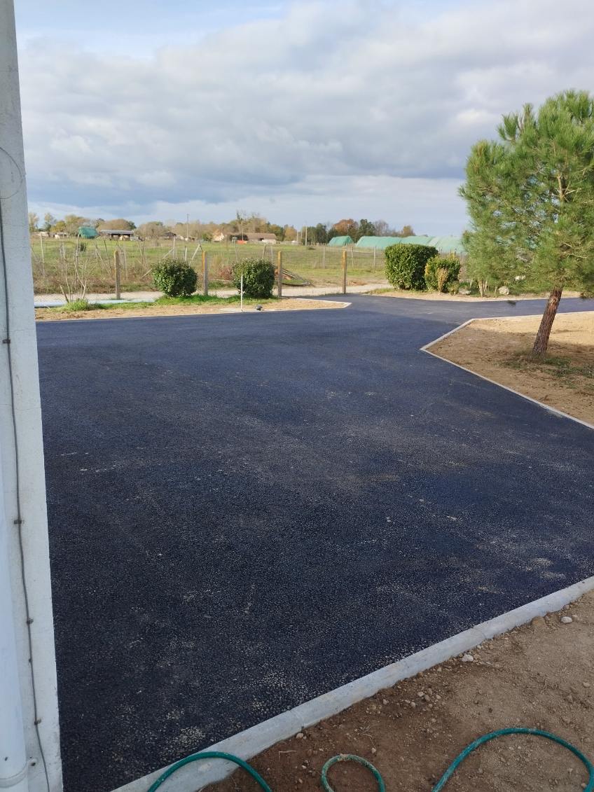 Installation d’une station autonome et finition en enrobé pour un aménagement propre et durable.
